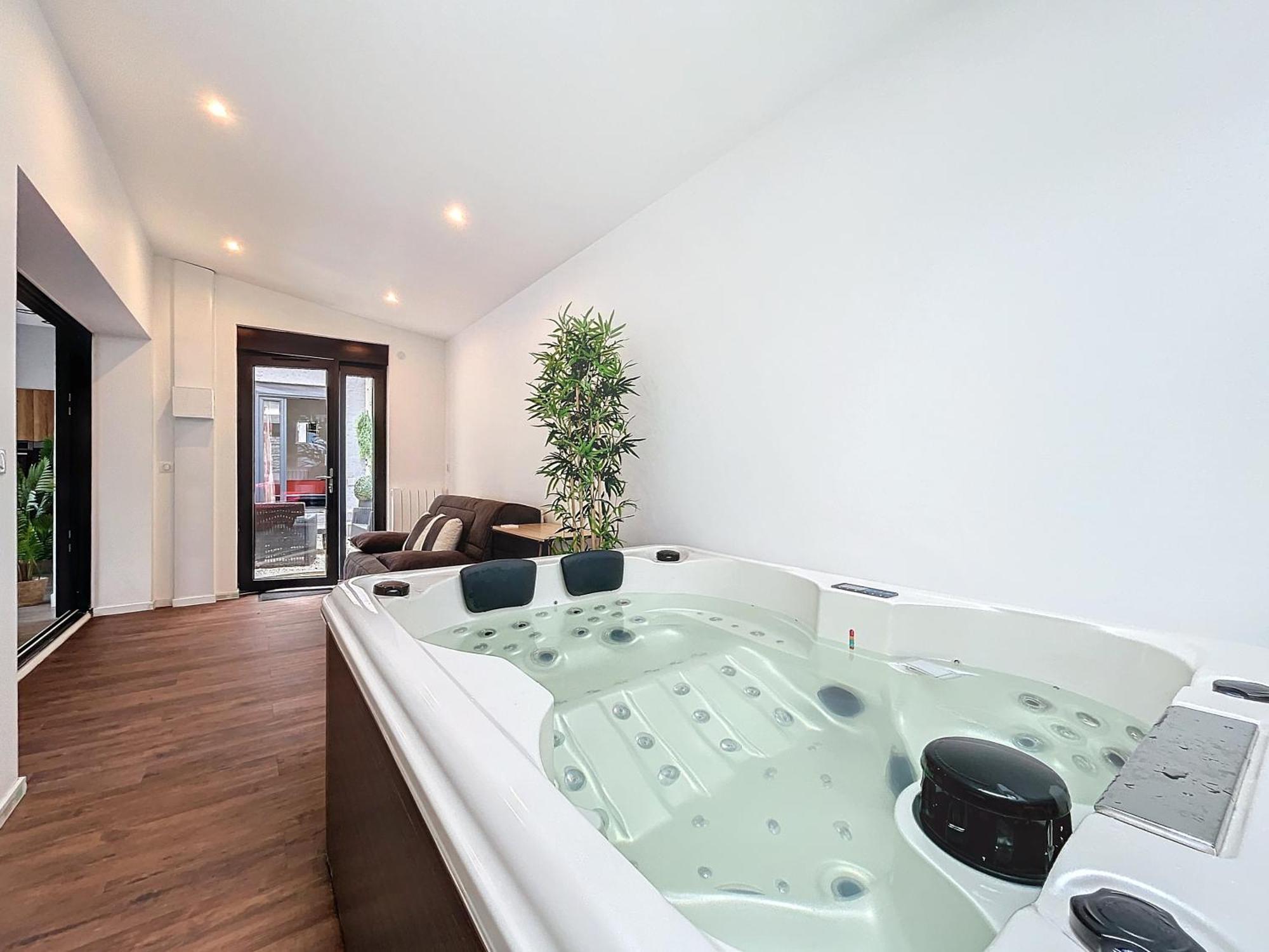 Loft Terrasse Avec Spa Proche Centre Historique มงต์ลูซง ภายนอก รูปภาพ